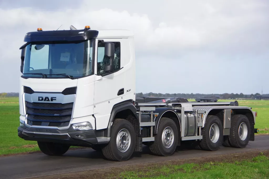 DAF XF 530 8x4 WSG met 30-tons VDL 660 S haakarm systeem