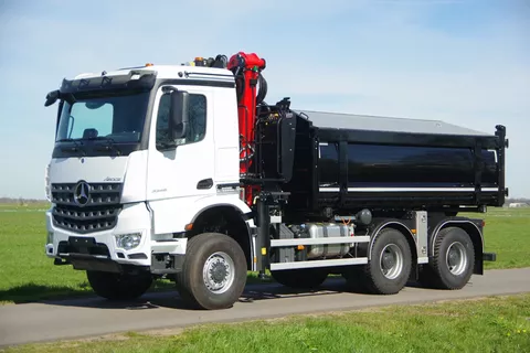 Mercedes-Benz Arocs 3346 33,3-tons 6x6 met Palfinger Z kraan en Gijsbertsen kipper